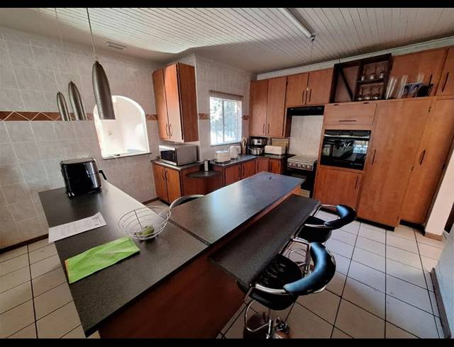3 BEDROOM HOUSE FOR SALE IN VANDERBIJLPARK SE 3